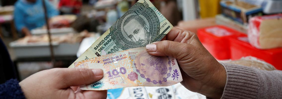 2024-05-27T110128Z_38126560_RC2OR7AU6HVG_RTRMADP_3_ARGENTINA-ECONOMY-PRICES.JPG