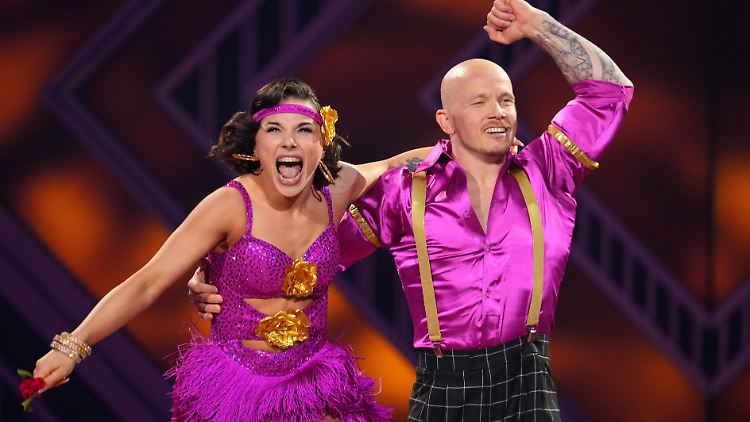 Fabian Hambüchen und seine Profi-Tanzpartnerin Anastasia Maruster haben Spaß beim Charleston.