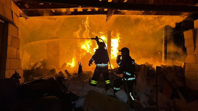 Die Angriffe Russlands auf die Ukraine gehen unvermindert weiter. Feuerwehrleute löschen einen Brand nach einer Attacke in der Region Sumy. 