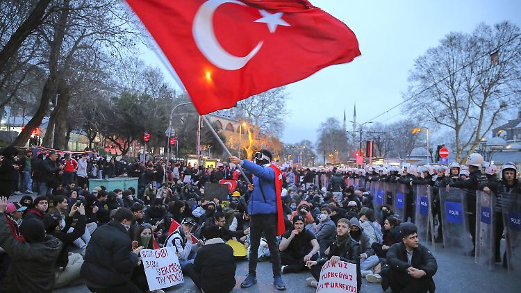 Zehntausende Menschen gehen in der Türkei jeden Tag auf die Straße.