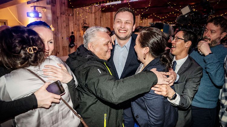 Der erst 33 Jahre alte Nielsen (Mitte) wird nun neuer Regierungschef von Grönland.