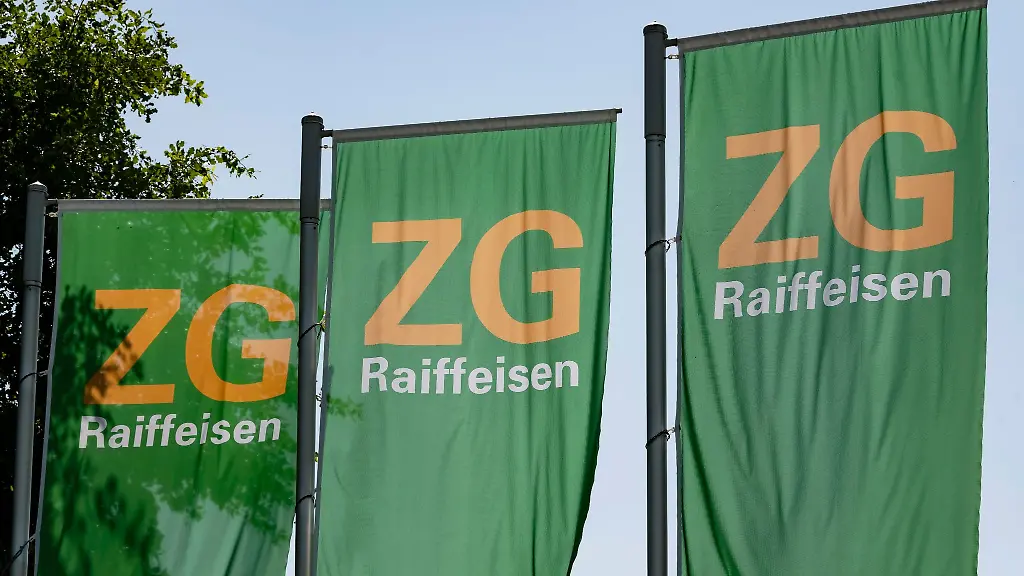 Fahnen-der-ZG-Raiffeisen-wehen-an-einem-ZG-Raiffeisen-Markt