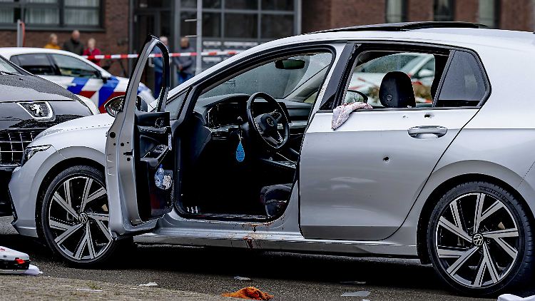 In dem silbernen VW zeugen Einschusslöcher von dem brutalen Angriff.