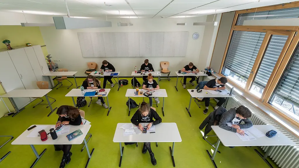Schuelerinnen-und-Schueler-sitzen-in-einem-Klassenzimmer