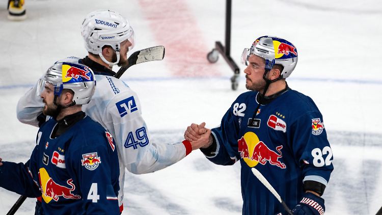 Einzug der Adler ins Halbfinale: Lukas Kälble von Mannheim (l) und Christopher Desousa von München (r) geben sich nach dem Spiel die Hand.