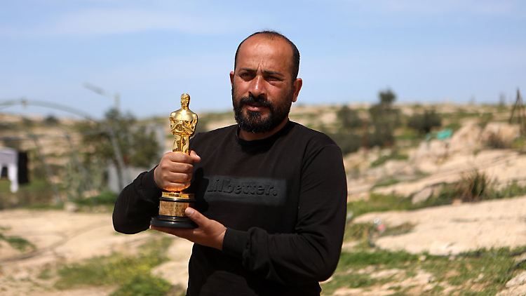 Oscar für den Dokumentarfilm "No Other Land": Hamdan Ballal zeigt die Trophäe im Westjordanland. 