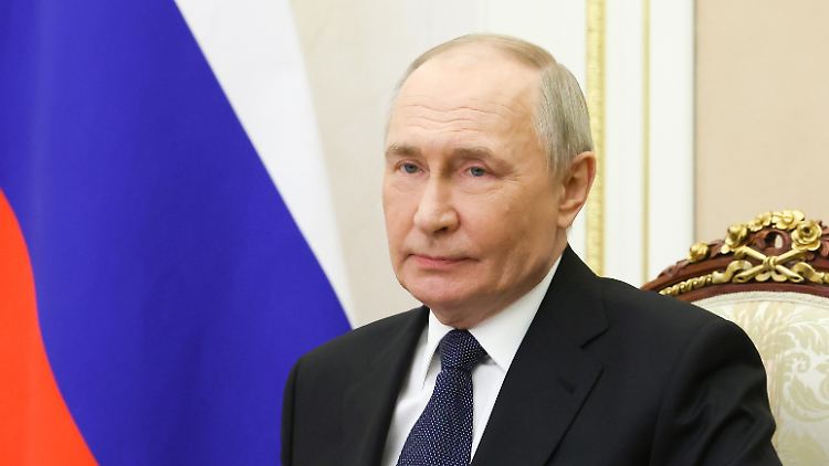 Milliarden für seinen kriminellen Krieg ausgegeben: Putin am Freitag beim Treffen des Nationalen Sicherheitsrates. 