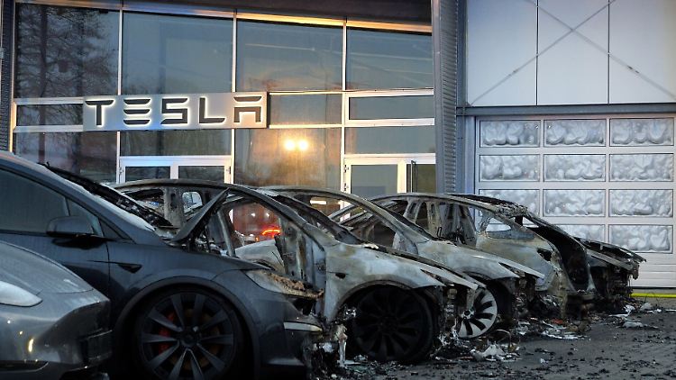 Der Brand vor dem Autohaus in Verden hat zu starker Rauchentwicklung im Ort geführt.