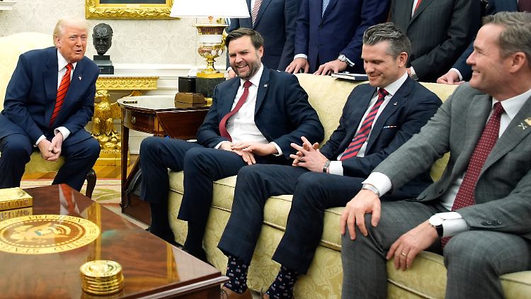 Ihnen scheint das Lachen noch nicht vergangen zu sein: US-Präsident Trump, sein Vize Vance, Verteidigungsminister Hegseth und Sicherheitsberater Waltz.