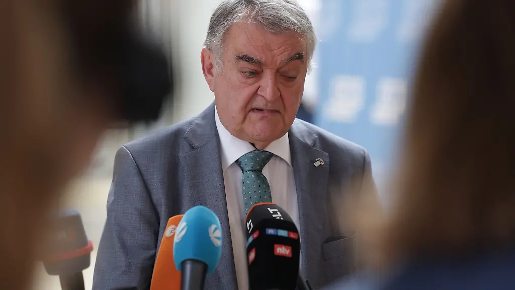 Herbert-Reul-CDU-Innenminister-von-Nordrhein-Westfalen-gibt-ein-Statement