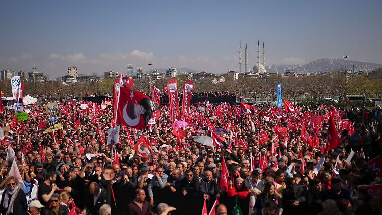 Viele Demonstranten tragen türkische Flaggen und Porträts von Republik- und CHP-Gründer Mustafa Kemal Atatürk.