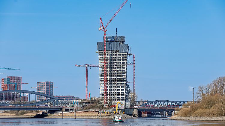 Kräne stehen am unfertigen Elbtower. Ob sie je wieder zum Einsatz kommen, ist offen. 