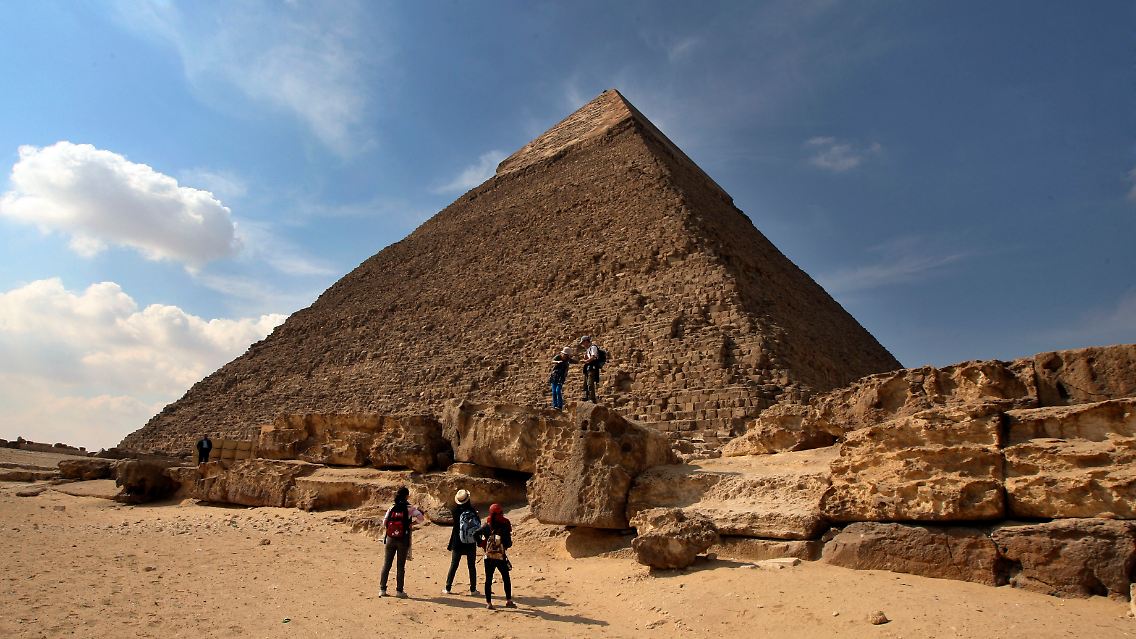 Manche lassen sich nicht abhalten: Touristen an den Pyramiden von Gizeh am 9. Februar.