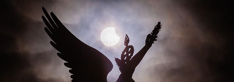 Unter der Berliner Siegessäule war das um 11.32 Uhr zum ersten Mal zu erahnen. 