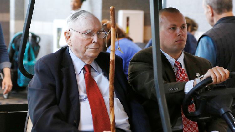Der 2023 verstorbene Charlie Munger (l) baute zusammen mit Warren Buffett ein riesiges Vermögen durch kluge Investments auf. Was sie von anderen Milliardären unterscheidet: ihre Einstellung zu Geld.