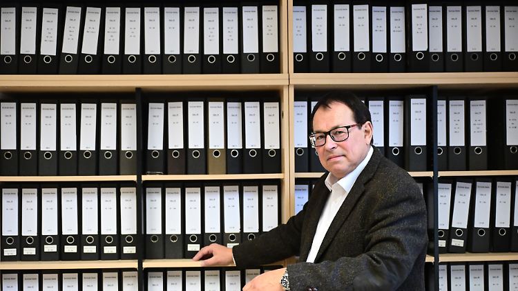 Thomas Will, Oberstaatsanwalt und Leiter der Zentralen Stelle zur Aufklärung von nationalsozialistischen Verbrechen, in seinem Archiv. 