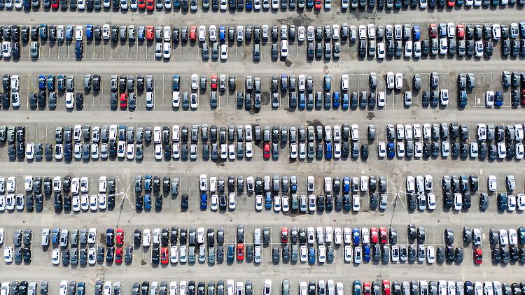 Die Erlöse deutscher Autobauer sanken im vergangenen Jahr um 2,8 Prozent.