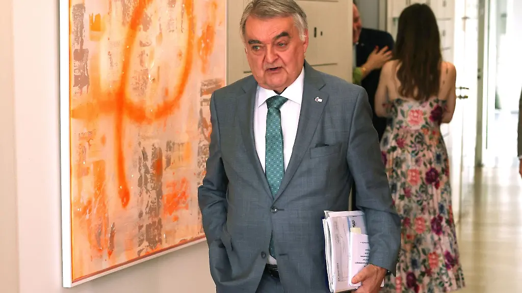 Herbert-Reul-CDU-Innenminister-von-Nordrhein-Westfalen-kommt-zu-einer-Sondersitzung-des-Innenausschusses-des-nordrhein-westfaelischen-Landtags