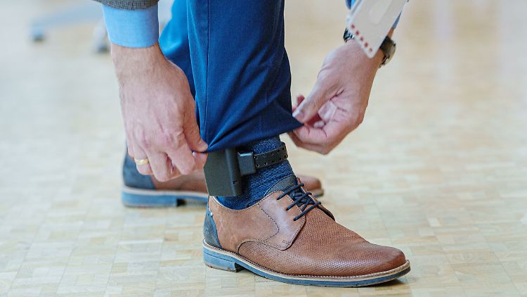 Mit der elektronischen Fußfessel soll der Abstand zwischen Täter und Opfer im Blick behalten werden.