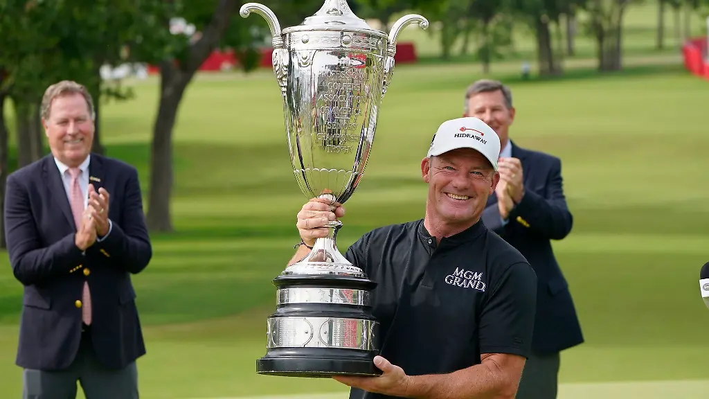 Alex-Cejka-aus-Deutschland-jubelt-mit-der-Alfred-S-Bourne-Trophy