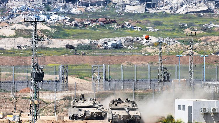 Israelische Panzer an der Grenze zum nördlichen Gazastreifen.