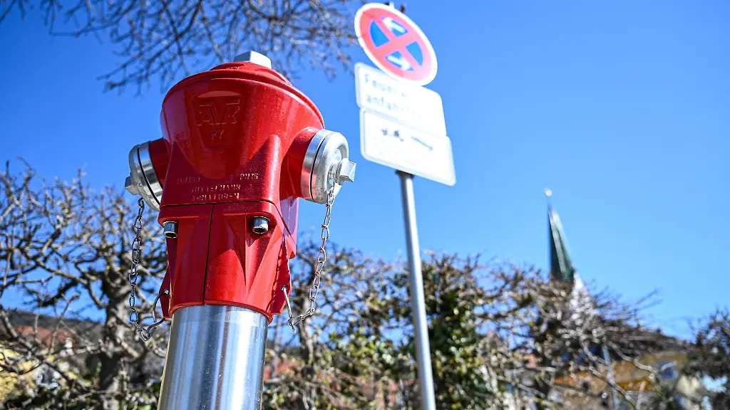 Ein-Hydrant-steht-auf-einem-Parkplatz