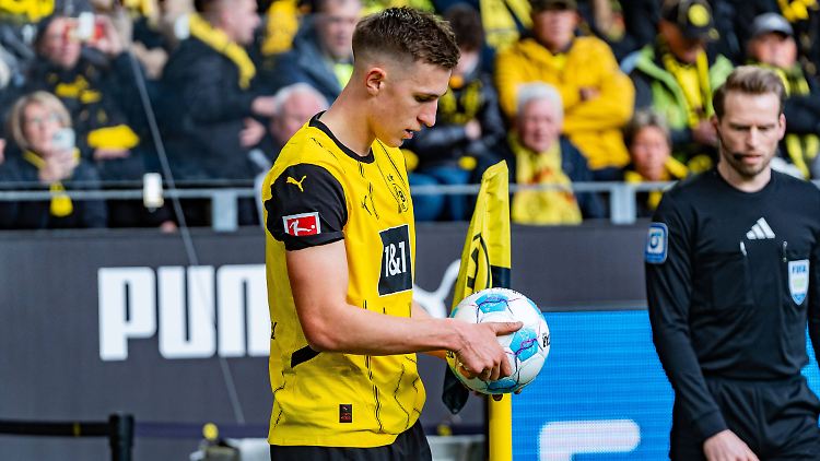 Nico Schlotterbeck schaut auf den Ball. Der Verteidiger wird ihn auf den Kopf eines Mitspielers legen.