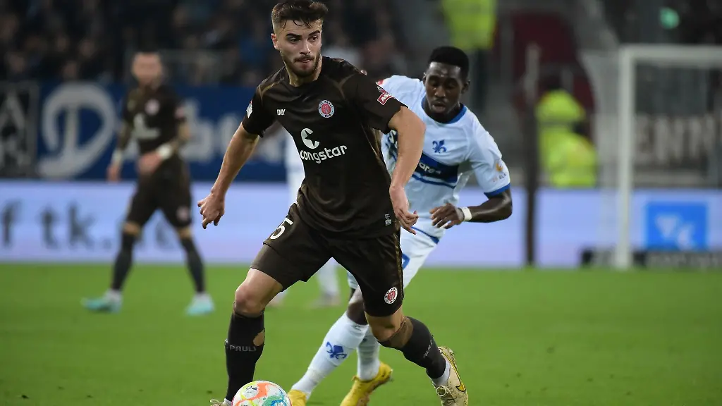 St-Paulis-Betim-Fazliji-laeuft-mit-dem-Ball-in-der-eigenen-Haelfte