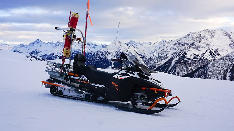 Die Polizei ermittelt, warum das 80 PS starke Schneemobil plötzlich beschleunigte. (Symbolbild)