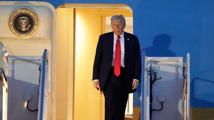 Trump droht der Ukraine Konsequenzen an und verlässt die Airforce One. 