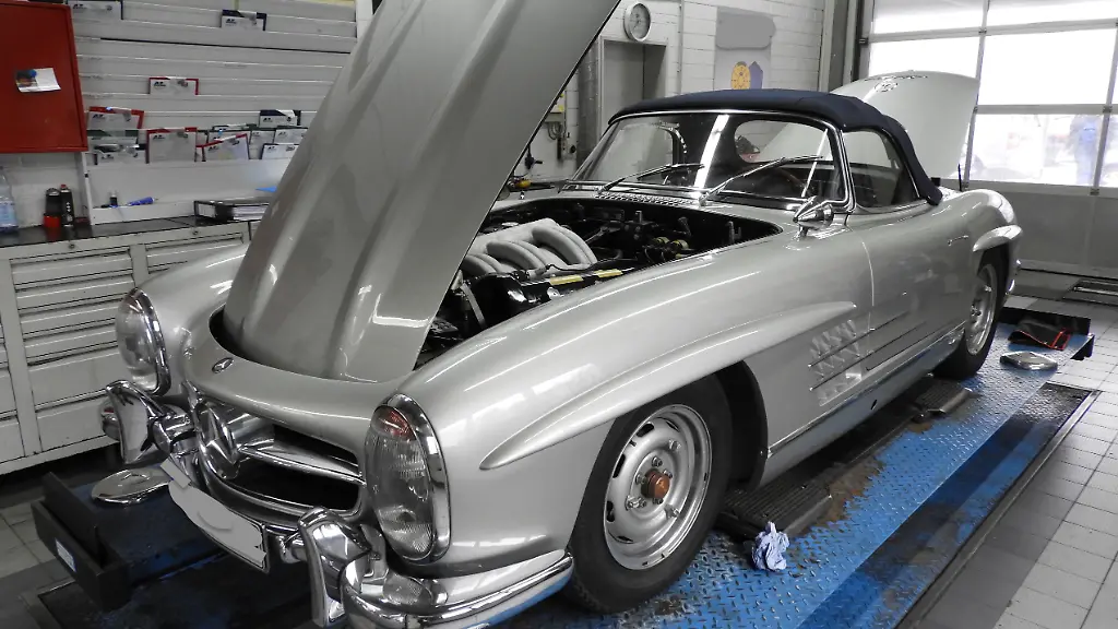 Mercedes-Benz-300SL-zur-Untersuchung