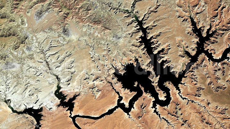 Der Wasserstand des Lake Powell, des zweitgrößten Stausees der USA, sinkt immer weiter ab. Im November 2023 war er zu nur 37 Prozent gefüllt.