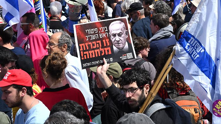 Netanjahus Personalentscheidung hat landesweit Massenproteste ausgelöst.