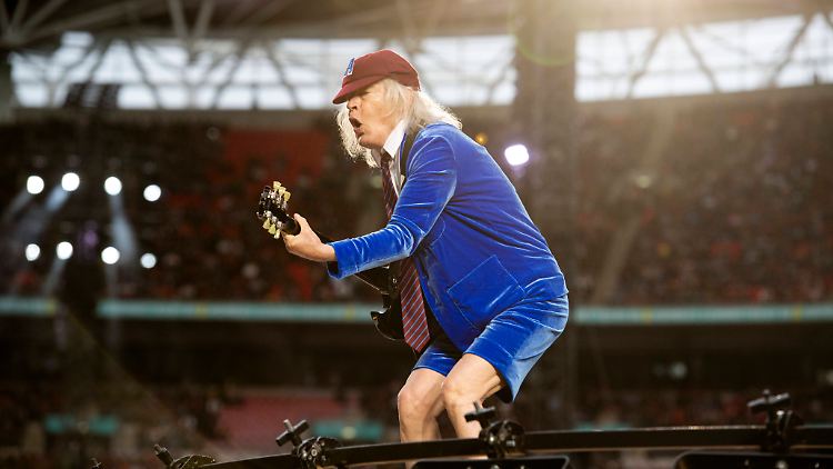 2024 stand er noch mit Schuluniform auf der Bühne: Angus Young.