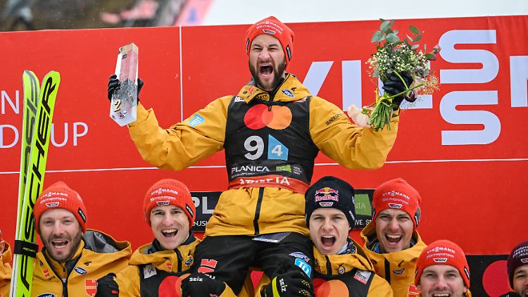 Die deutschen Skispringer trugen den letzten Flugsaurier auf Schultern in das Karriereende.