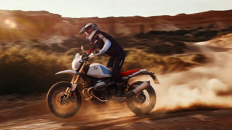 Die BMW R 12 G/S gibt es in weiß-blauer Lackierung oder in einer Basisvariante in Schwarz sowie in Sandfarbenmatt mit roten und schwarzen Akzenten.