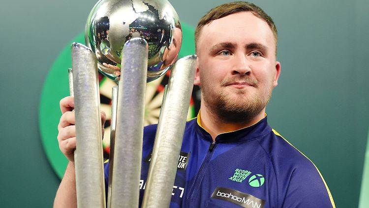 Luke Littler bei der WM 2024. 