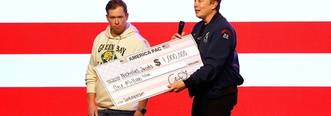 Einen Scheck über eine Million US-Dollar - den überreichte Trump-Berater Elon Musk vor der Wahl eines Richters für den Obersten Gerichtshof von Wisconsin.