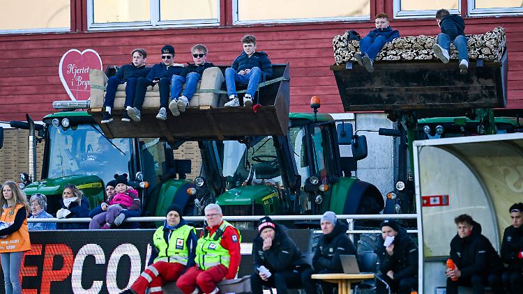 Fans feiern Comeback des Bryne FK auf Traktortribüne
