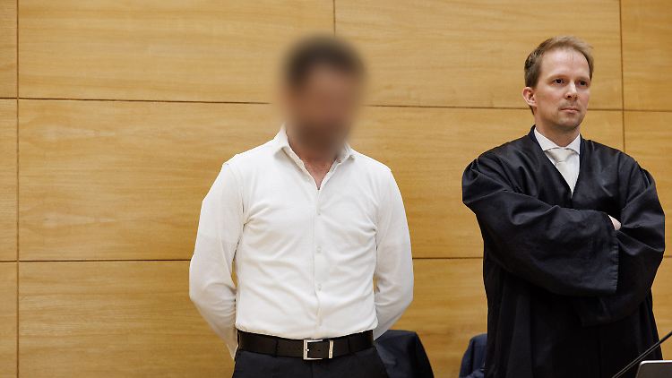 Der Angeklagte mit seinem Anwalt im Gerichtssaal. 