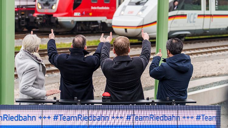 Daumen hoch zum Start der Riedbahn nach der Sanierung. 