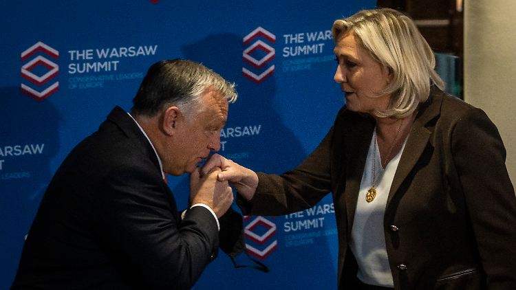 "Je suis Marine!", sagt Ungarns Regierungschef Orban und drückt damit seine Unterstützung für Le Pen aus. 