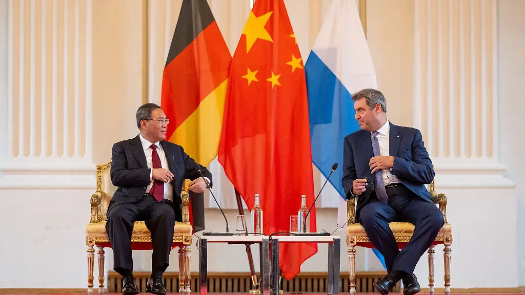 Chinas-Premierminister-Li-Qiang-l-wird-in-der-Residenz-Muenchen-von-Markus-Soeder-CSU-Ministerpraesident-von-Bayern-zu-einem-Gespraech-empfangen