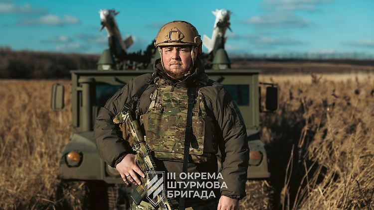 Ein Soldat der dritten Sturmbrigade vor dem Humvee mit R-73-Raketen.