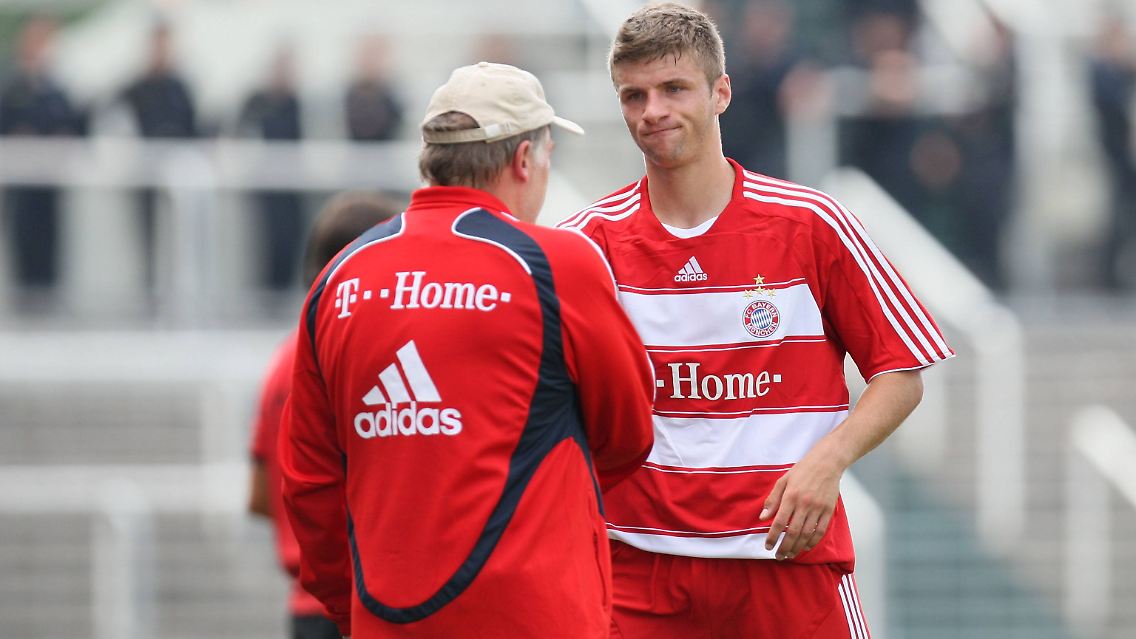 ... beim FC Bayern. Als Nachwuchstrainer entdeckt er spätere Stars wie Thomas Müller, Philipp Lahm oder ...