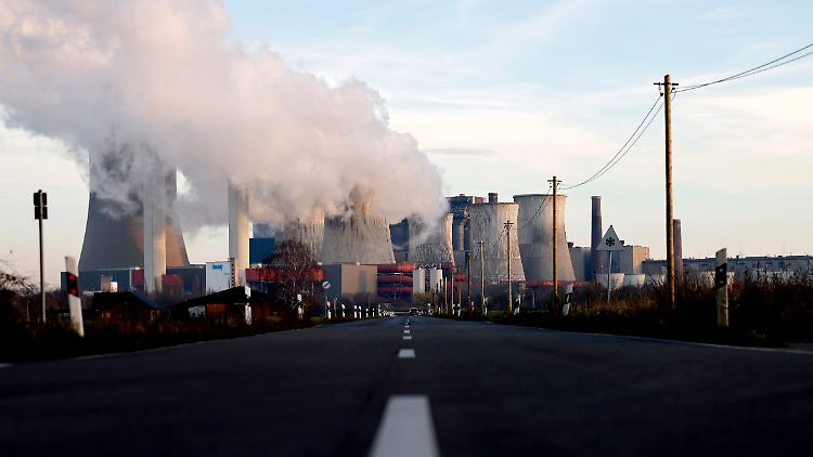 Blick auf das Kohlekraftwerk Niederaußem des Stromkonzerns RWE
