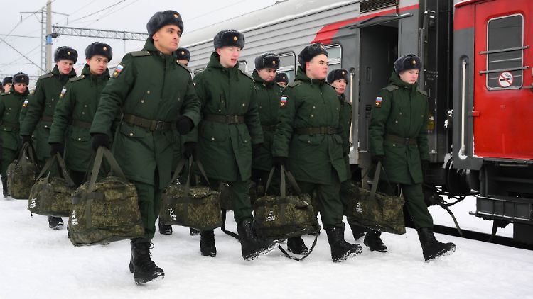 Russische Wehrpflichtige auf einem Bahnsteig in Nowosibirsk.