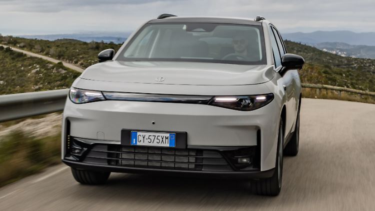 Ein leichter Schwung in der Linie der LED-Scheinwerfer bringt Spannung in die ansonsten glatte Front des Leapmotor C10 REEV.