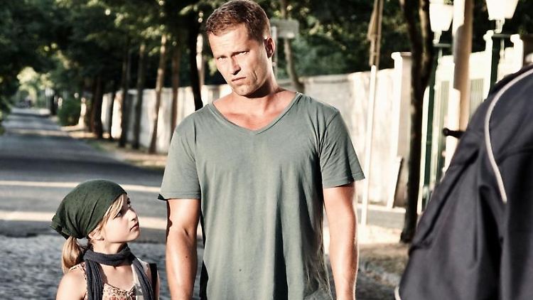 Emma Schweiger mit Papa Til bei den Dreharbeiten zu "Kokowääh".