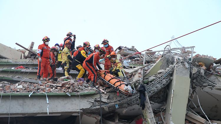 Chinesische Hilfsteams waren nach dem Erdbeben in Myanmar besonders schnell vor Ort, um die Rettungskräfte bei der Suche nach Überlebenden zu unterstützen. 